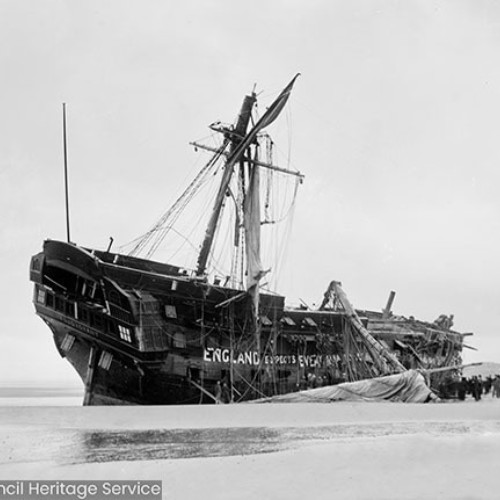 Crowds in front of shipwreck