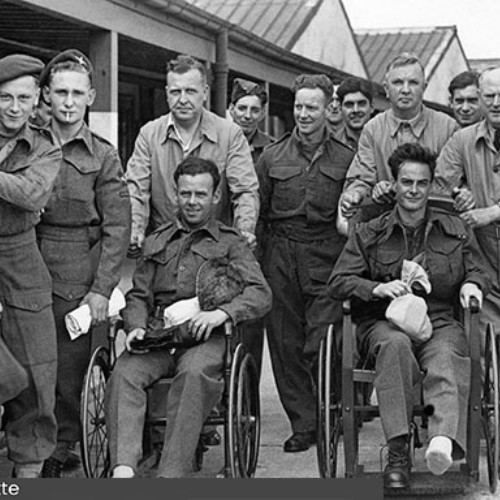 Group of soldiers, two are in wheelchairs.