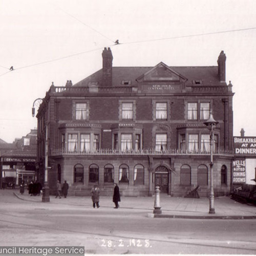 Street scene of a hotel building. A restaurant can be seen next door.