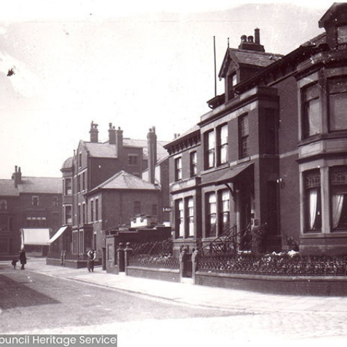 Street scene with houses.