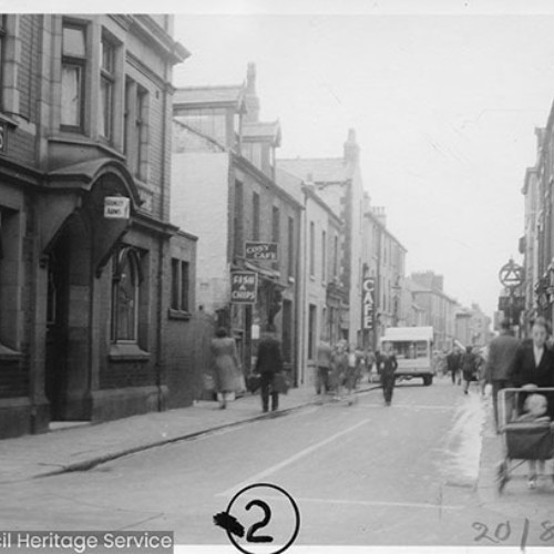 The Stanley Arms public house and the Cosy Cafe.