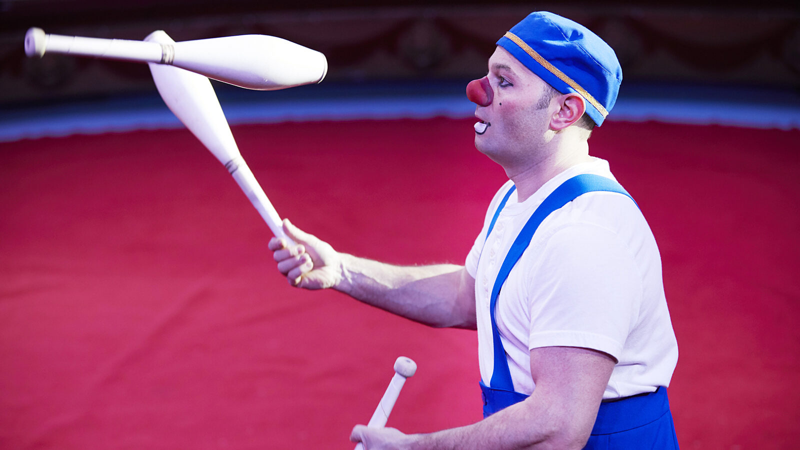 A photograph of Mooky juggling