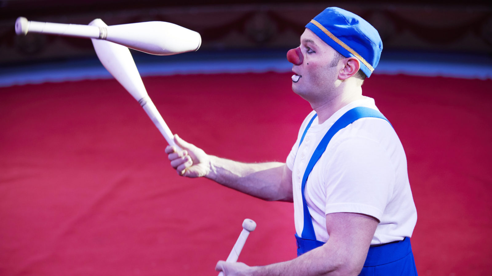 Mooky the Clown juggling three clubs in the Tower Circus ring